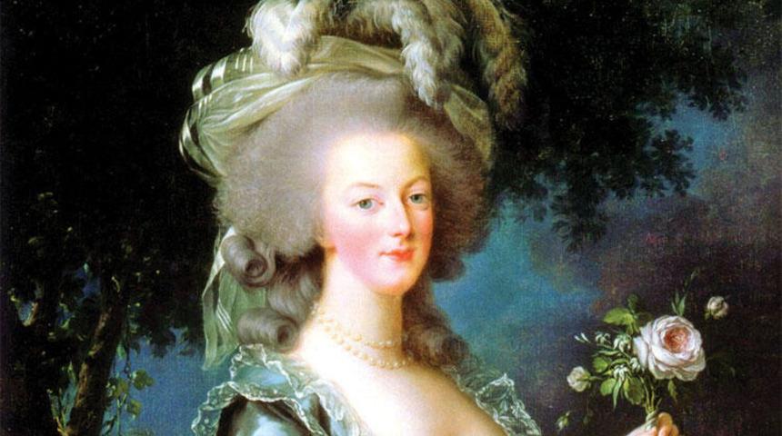 Krali&ccedil;e Antoinette'in ayakkabısı m&uuml;zayedede 43 bin 750 avroya satıldı