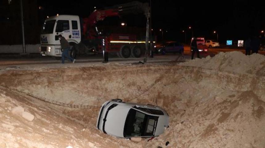 Gaziantep&rsquo;te otomobil kanalizasyon &ccedil;ukuruna d&uuml;şt&uuml;: 3 yaralı
