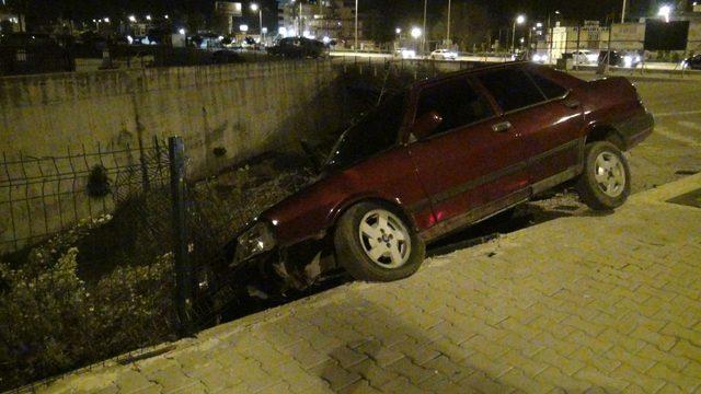 Yoldan çıkan otomobilin dereye uçmasına tel çitler engel oldu