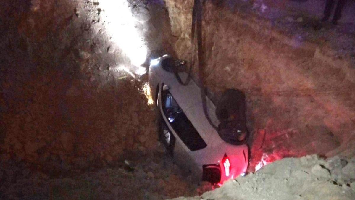 &Ccedil;ukura d&uuml;şen otomobildeki 3 kişi yaralandı