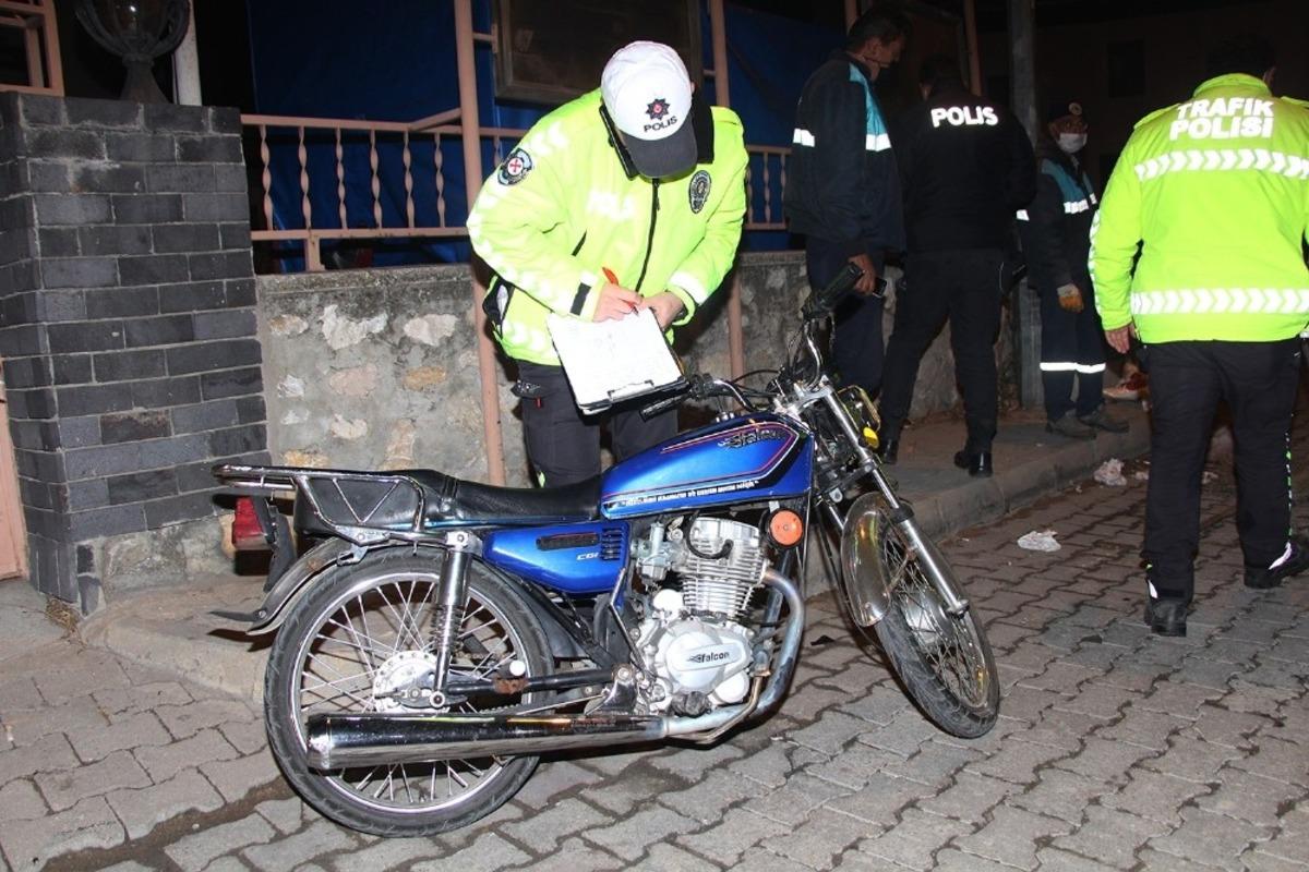 Kontrolden &ccedil;ıkan motosiklet, temizlik g&ouml;revlisine &ccedil;arptı: 2 yaralı