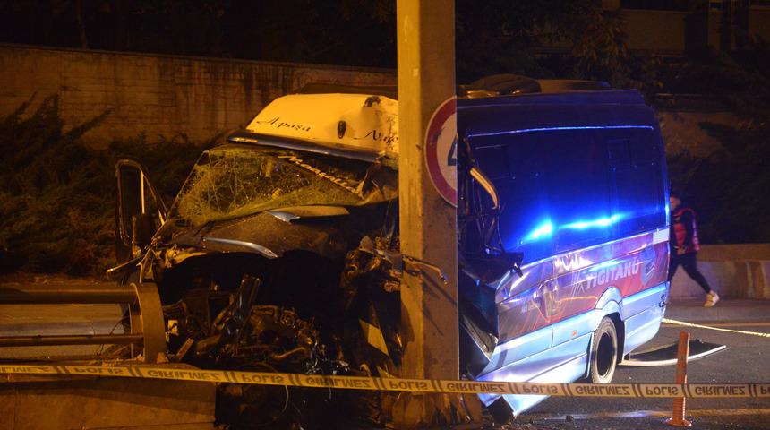 Yolcu minib&uuml;s&uuml; y&ouml;n levhası direğine &ccedil;arptı