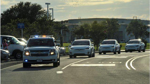 Ekip Kennedy Uzay Merkezi'ne Tesla elektrikli araçlarıyla götürüldü.