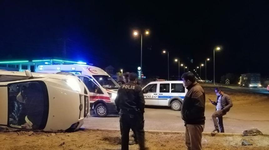 Direksiyon hakimiyeti kaybolan ara&ccedil; yan yattı: 4 yaralı