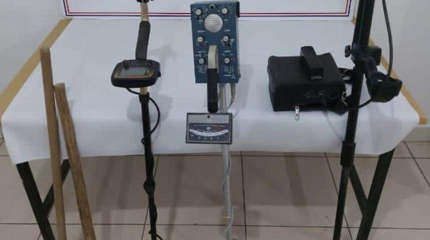 Elazığ&rsquo;da ka&ccedil;ak kazıya su&ccedil; &uuml;st&uuml; operasyon:5 g&ouml;zaltı