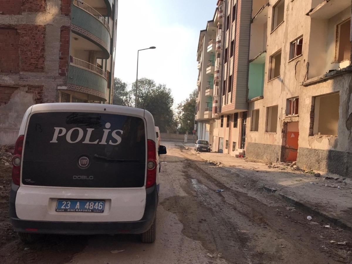 Silahla oynarken kendini vurdu