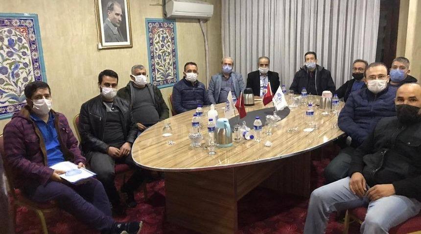 Emet&rsquo;te 3 kul&uuml;p tek y&uuml;rek