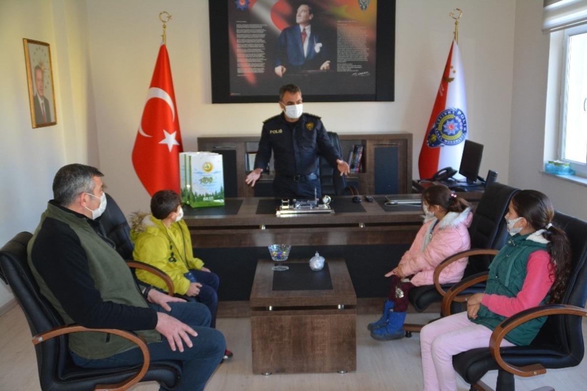 Emniyetin bah&ccedil;esine gizlice ağa&ccedil; dikmişlerdi; Emniyet M&uuml;d&uuml;r&uuml;, makamında kabul etti