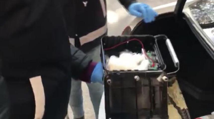 Kadık&ouml;y'de uyuşturucu operasyonu! Eski tip radyonun i&ccedil;ine saklamışlar
