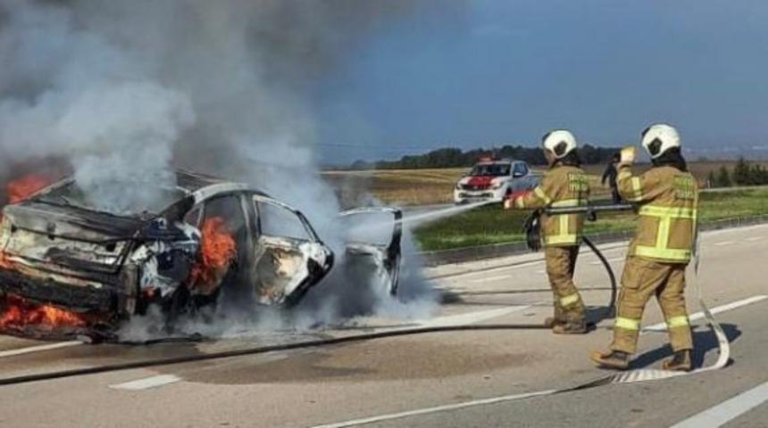 Balıkesir'de feci kaza! Orta refüje çarpan araç alev alev yandı