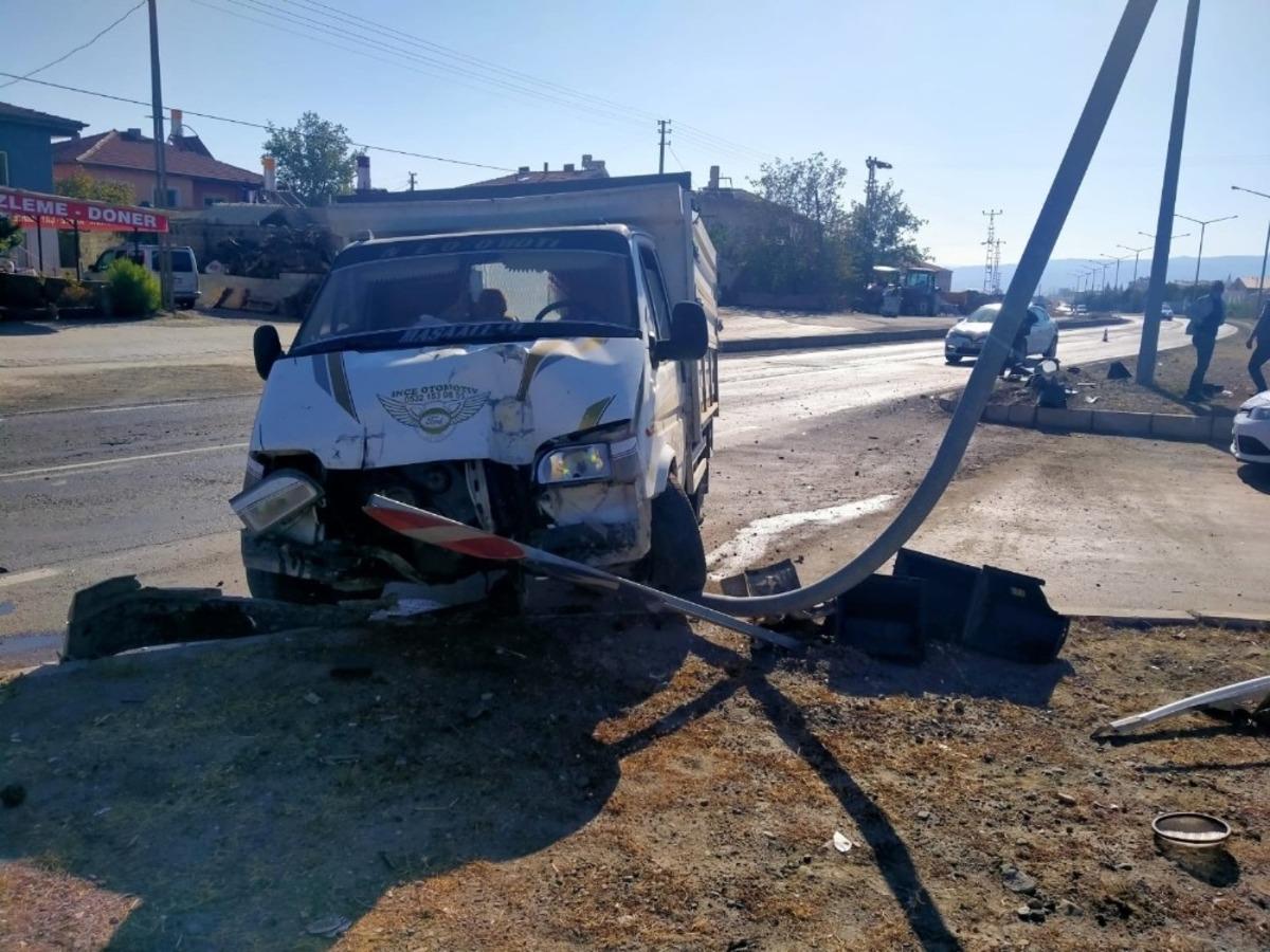 Kavşakta duramayan ara&ccedil; kazaya neden oldu