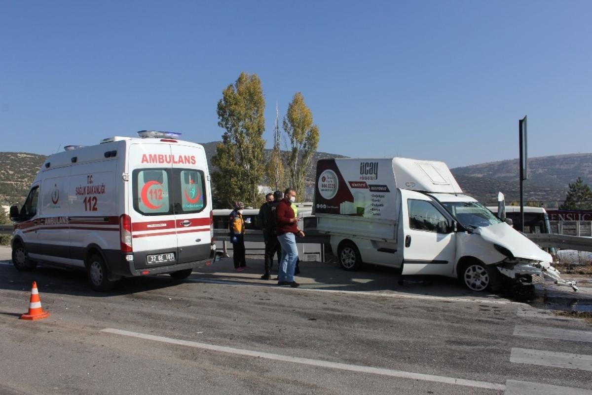 Isparta&rsquo;da mermer y&uuml;kl&uuml; kamyon ile ticari ara&ccedil; &ccedil;arpıştı: 1 yaralı