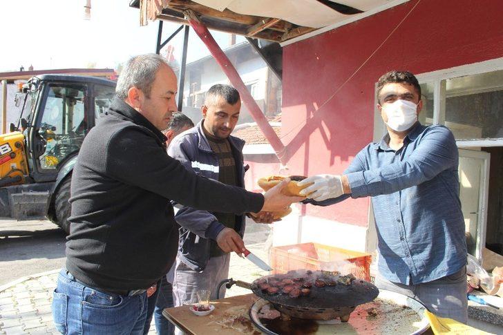 Uzun yıllar sonra mahallesine hizmet gelen muhtardan belediye işçilerine mangal ziyafeti G2