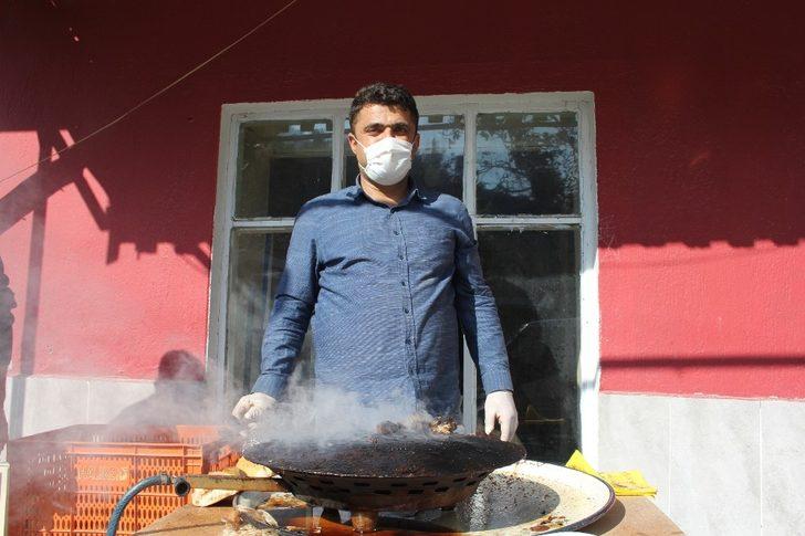 Uzun yıllar sonra mahallesine hizmet gelen muhtardan belediye işçilerine mangal ziyafeti G4