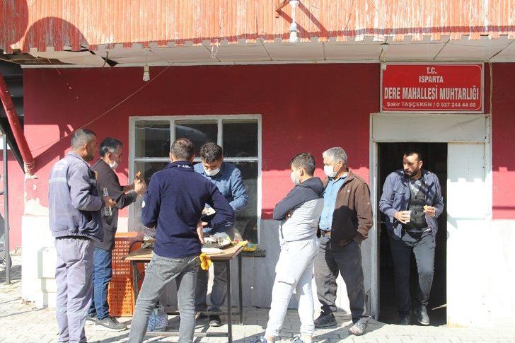 Uzun yıllar sonra mahallesine hizmet gelen muhtardan belediye işçilerine mangal ziyafeti G5