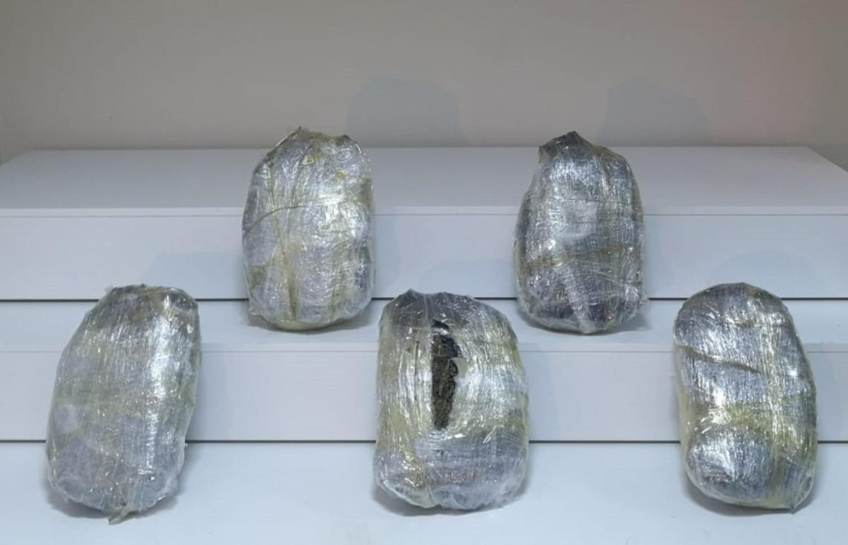 Ş&uuml;pheli ara&ccedil;ta 10 kilo uyuşturucu ele ge&ccedil;irildi: 2 g&ouml;zaltı