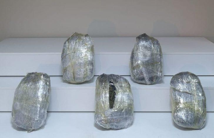 Şüpheli araçta 10 kilo uyuşturucu ele geçirildi: 2 gözaltı G1