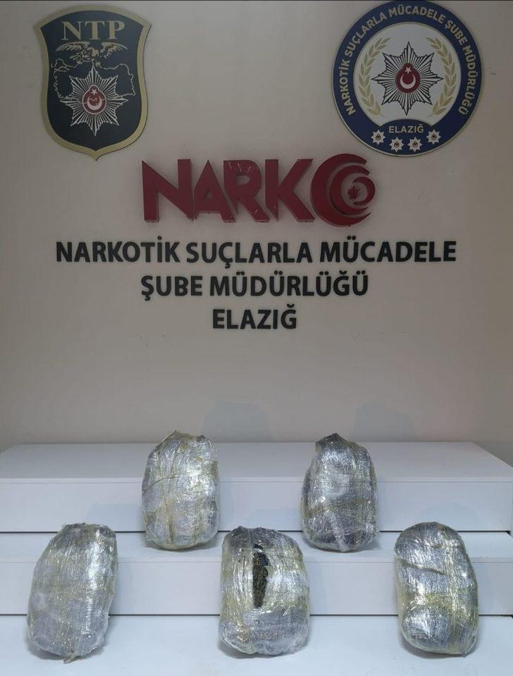 Şüpheli araçta 10 kilo uyuşturucu ele geçirildi: 2 gözaltı G5