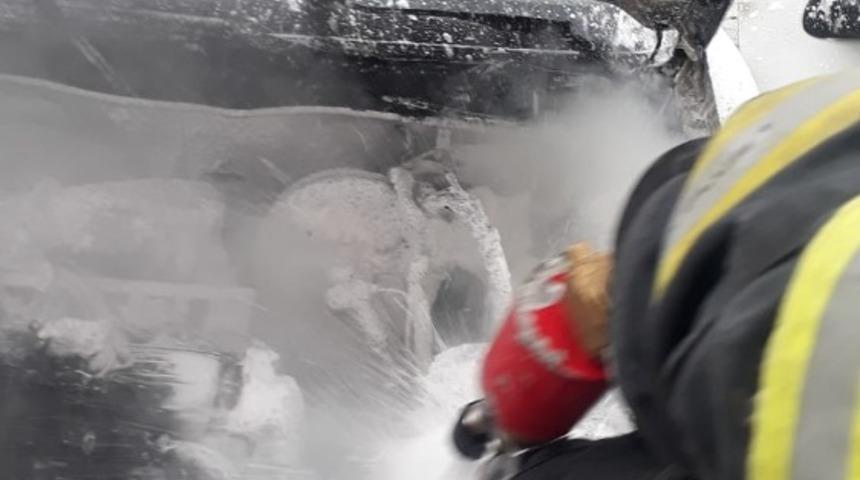 Park halinde çalıştırılmak istenen otomobil alev aldı