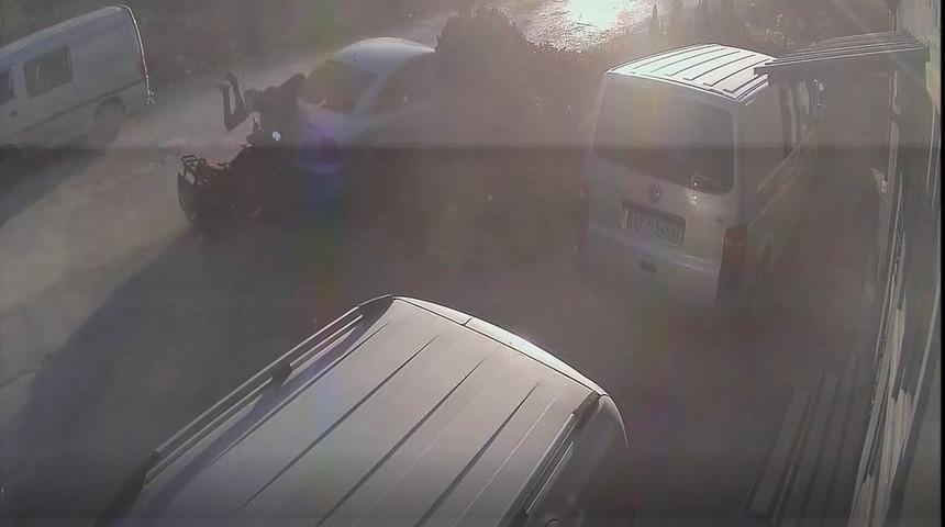 ATV&rsquo;nin park halindeki otomobile &ccedil;arpma anı kamerada