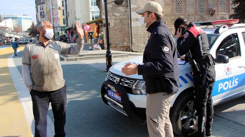 Hem maske takmadı, hem de kendisine ceza kesen polisle tartıştı