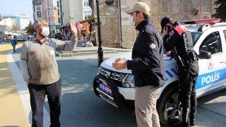 Hem maske takmadı, hem de kendisine ceza kesen polisle tartıştı