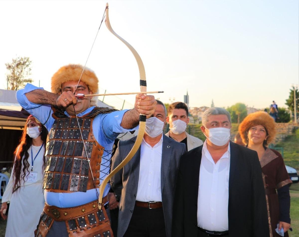 Geleneksel Ok&ccedil;uluk Toyunda oklar Ata&rsquo;ya saygı i&ccedil;in atıldı