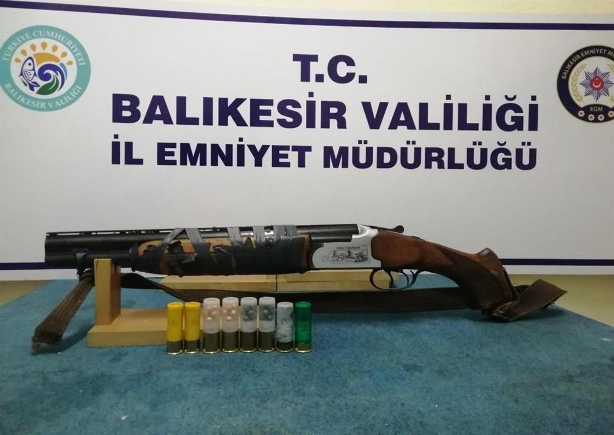 Balıkesir&rsquo;de polis 90 aranan şahıs ve 40 silah yakaladı