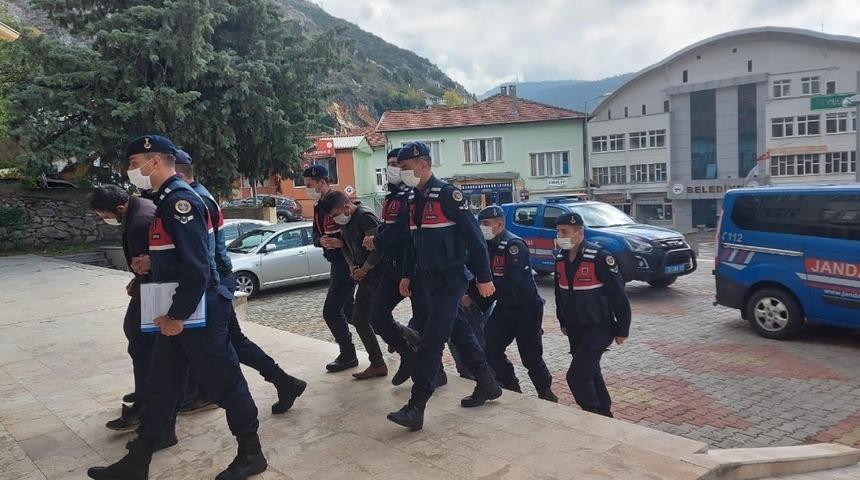 Isparta&rsquo;da hırsızlık yaparken su&ccedil;&uuml;st&uuml; yakalanan 3 kişi tutuklandı