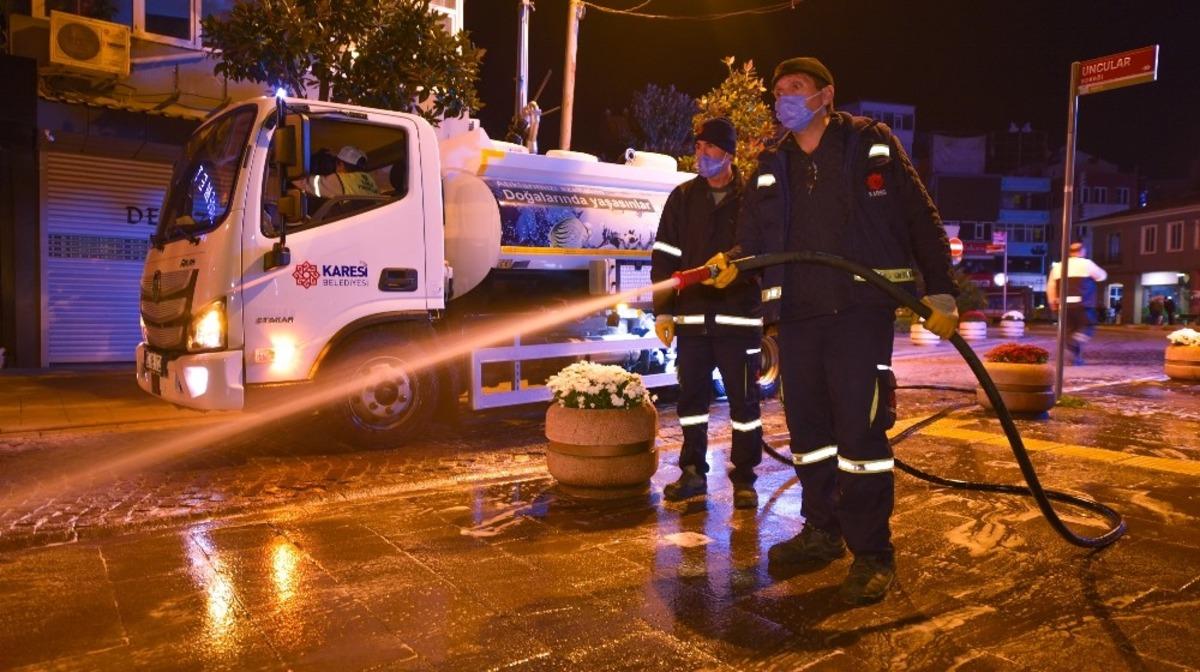 Karesi Belediyesi &ccedil;arşıyı deterjanla yıkadı