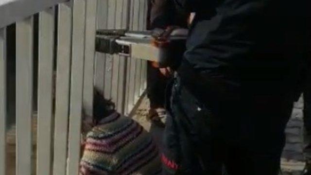 Kafası demir korkuluklara sıkıştı