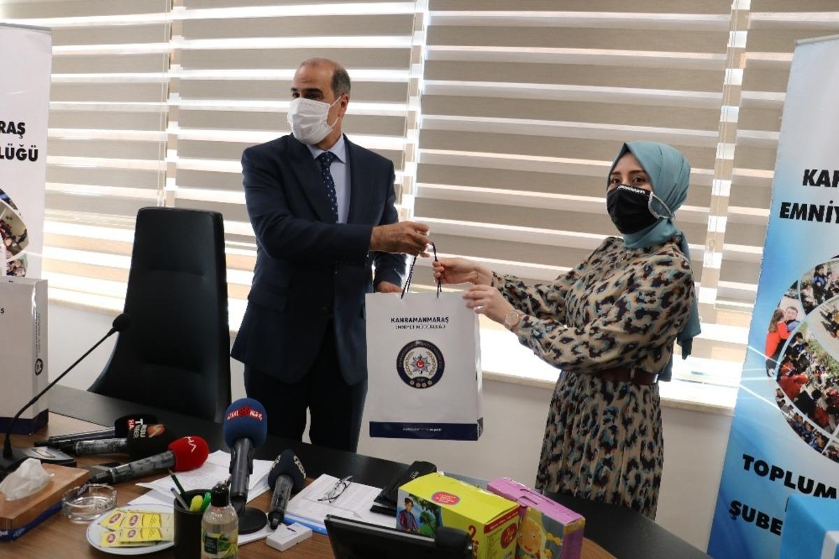 Polisten k&ouml;y okuluna kitap desteği