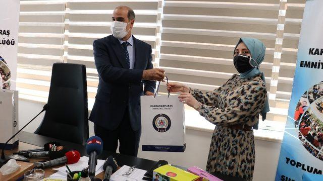 Polisten köy okuluna kitap desteği