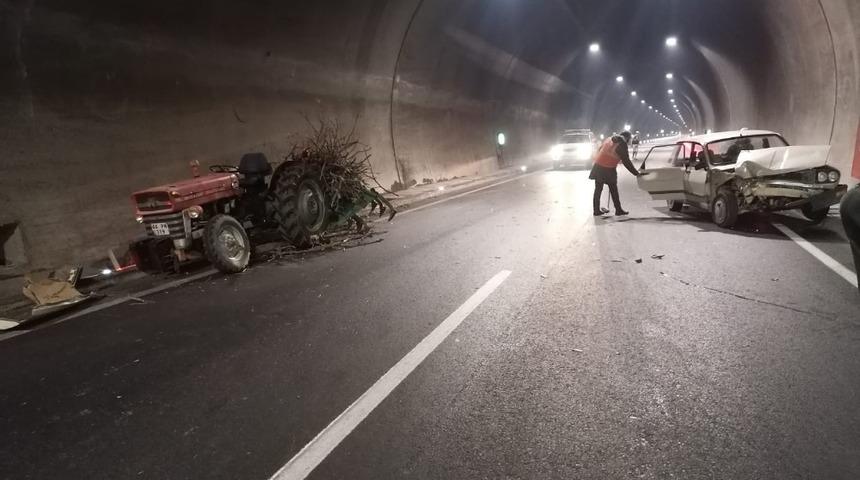 Otomobil ile trakt&ouml;r &ccedil;arpıştı: 3 yaralı