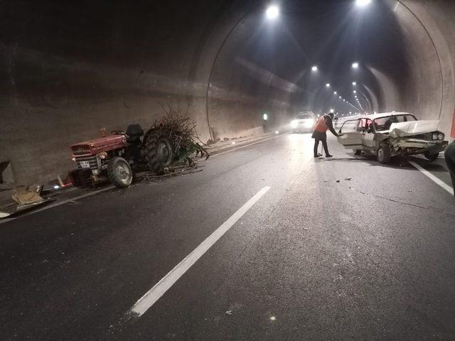 Otomobil ile traktör çarpıştı 3 kişi yaralandı