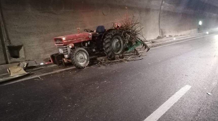 Otomobil ile trakt&ouml;r &ccedil;arpıştı 3 kişi yaralandı