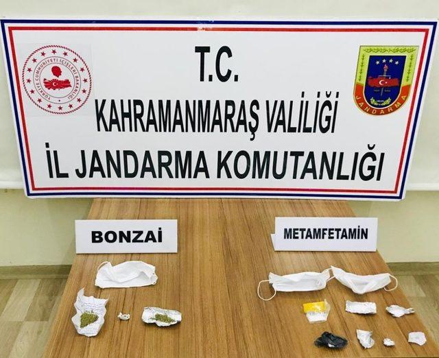 Kollarına taktıkları maskeden uyuşturucu çıktı