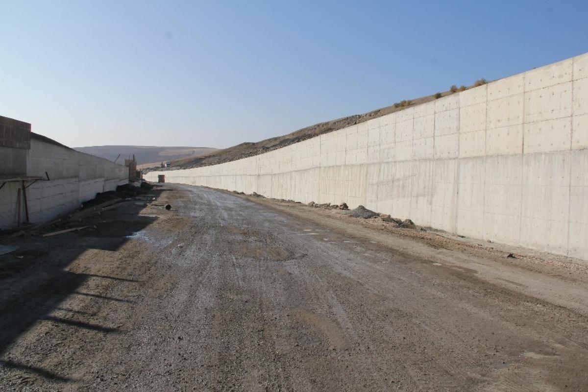 Heyelan nedeniyle kapanan yol trafiğe a&ccedil;ılıyor