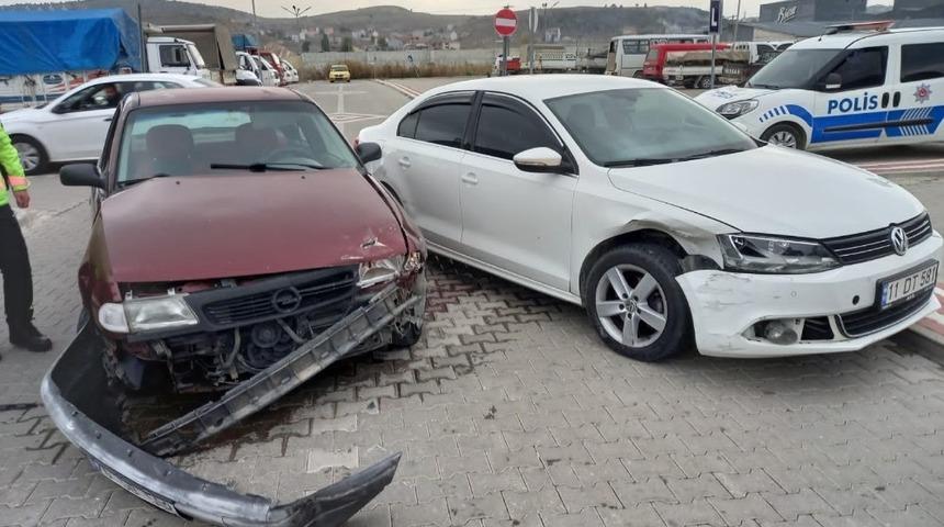 Otomobiller &ccedil;arpıştı; 1 yaralı
