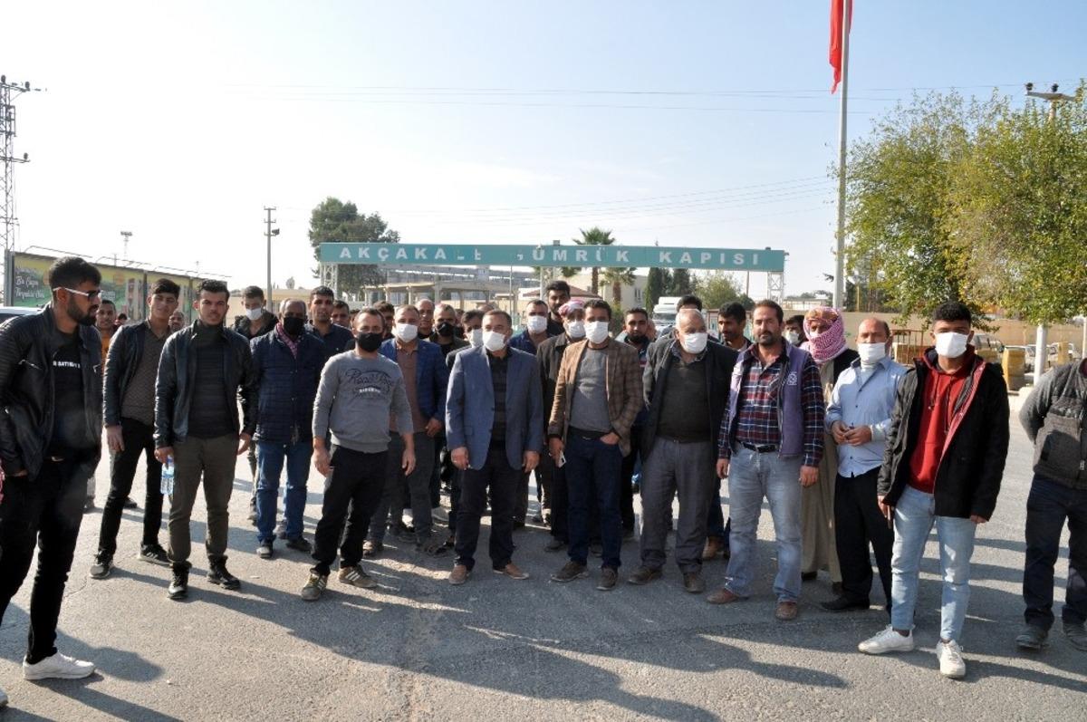 G&uuml;mr&uuml;kte bekleyen şof&ouml;rler eylem yaptı