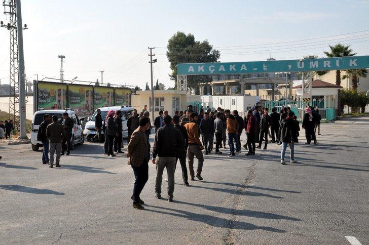 Gümrükte bekleyen şoförler eylem yaptı G2