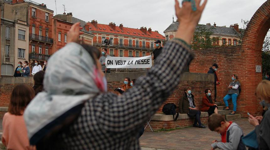 Fransa'da Katolikler koronavirüs tedbirlerini sokakta ayinle protesto etti