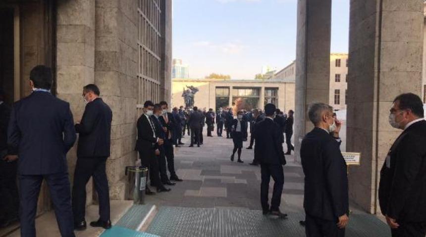 HDP Bitlis Milletvekili Mahmut Celadet Gaydalı'nın koronavirüs testi pozitif çıktı! Bütçe görüşmelerine ara verildi