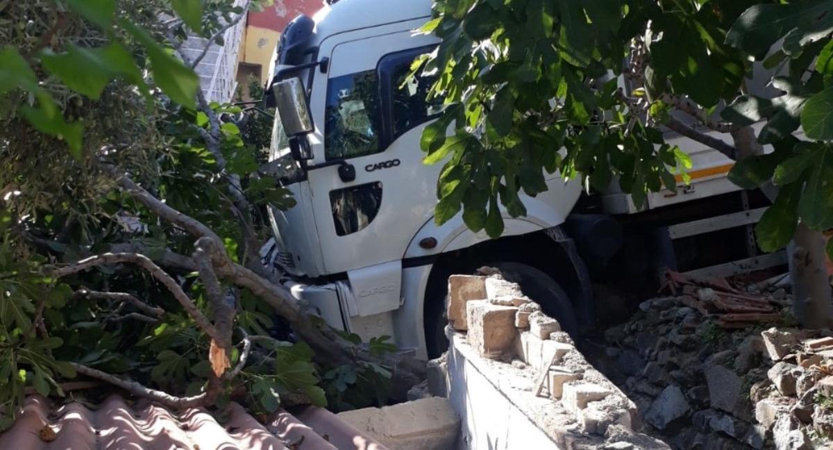 Freni boşalan kamyon ortalığı savaş alanına &ccedil;evirdi