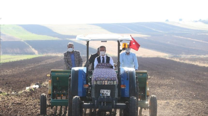 &Ouml;nce tohum dağıttı sonra &ccedil;ift&ccedil;iyle birlikte dikti