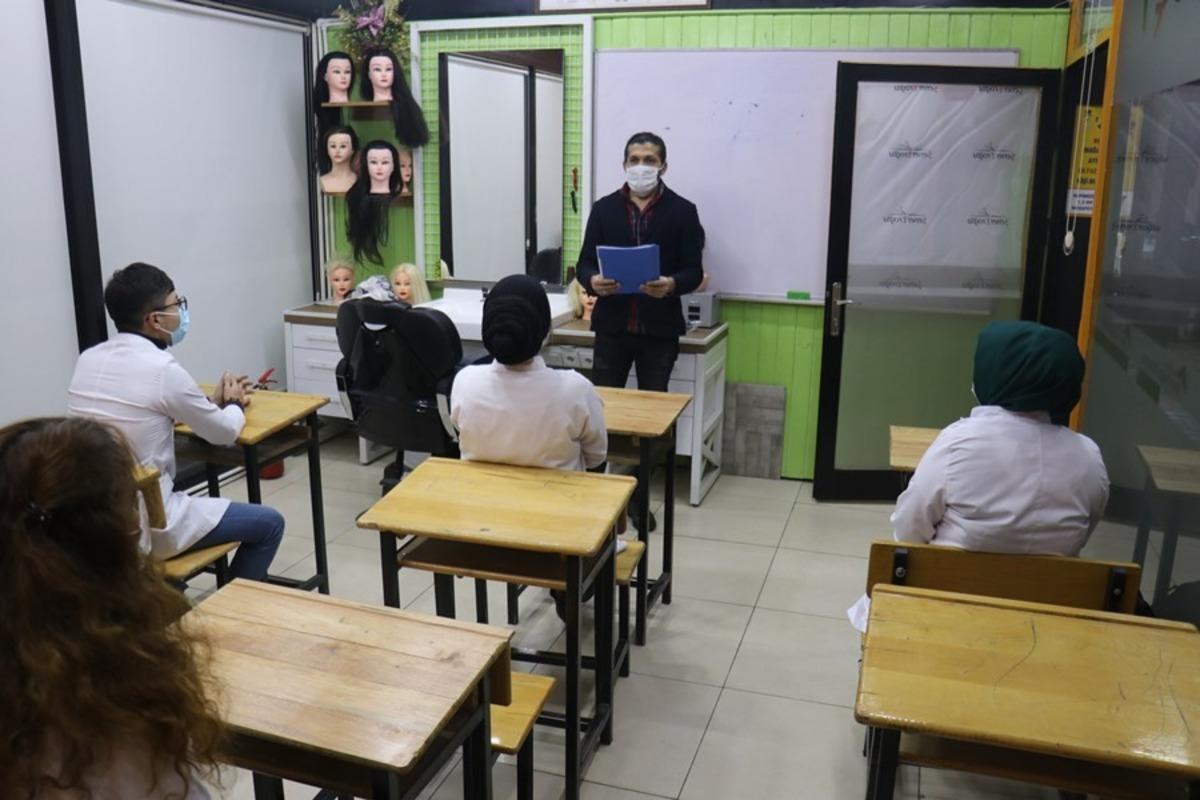 Mesleki eğitim kuaf&ouml;r kursundan &ouml;ğrenciler mezun oldu