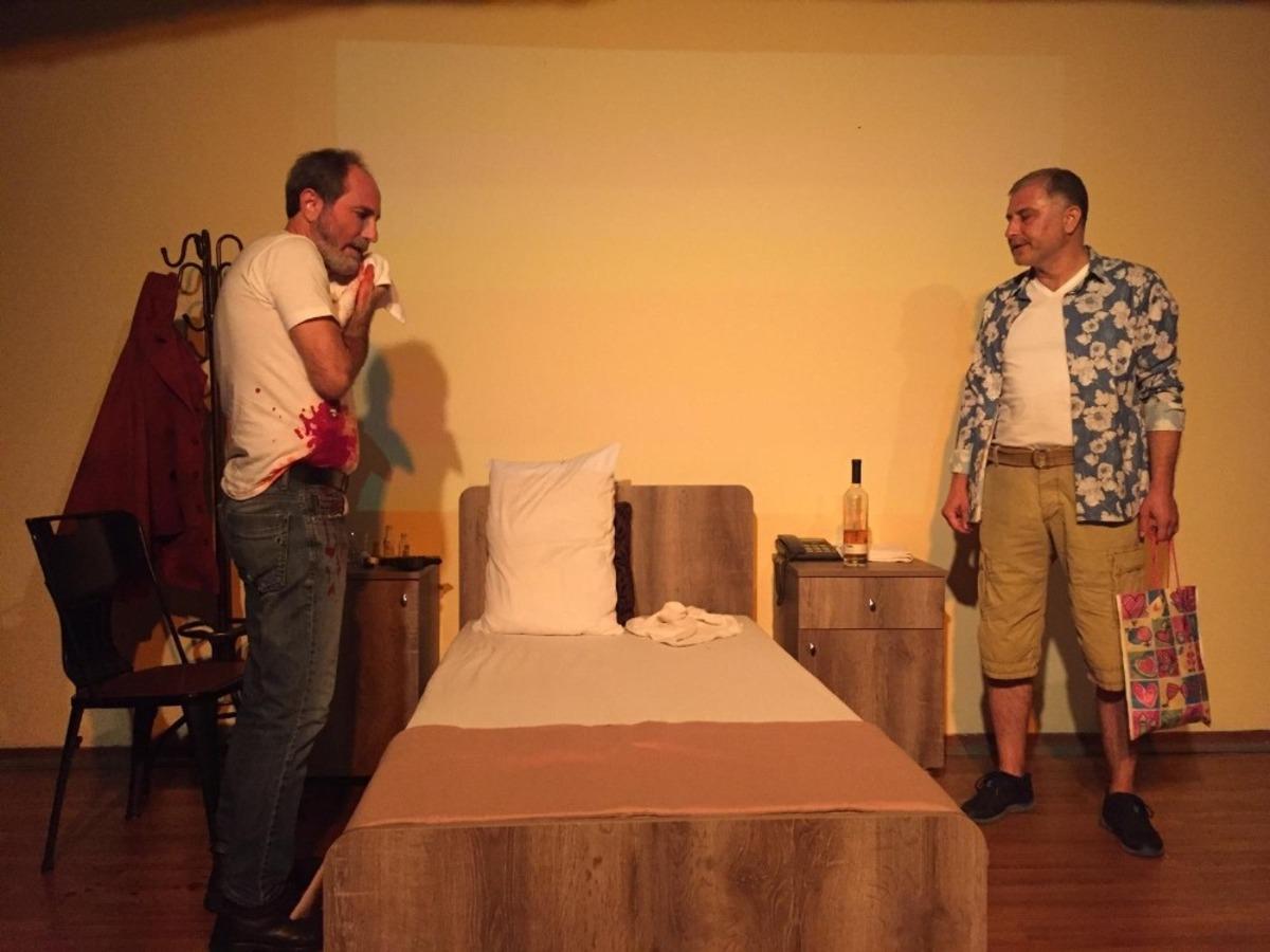 Mezitli&rsquo;de &rsquo;kırmızı&rsquo; adlı oyun sahnelendi