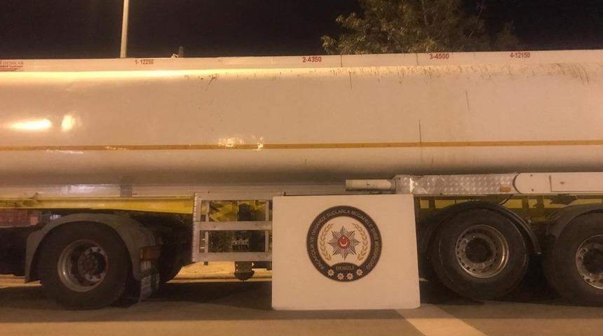 Denizli&rsquo;de ş&uuml;pheli tırdan litrelerce ka&ccedil;ak akaryakıt &ccedil;ıktı