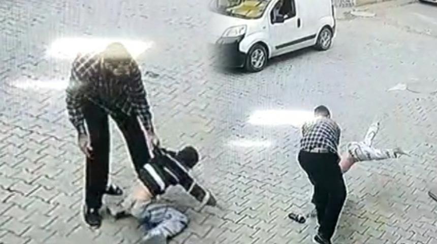 Dehşete düşüren görüntüler! Çocuğu kaldırıp yere vurdu