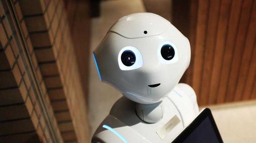 Sosyal mesafeye uymayanları tespit eden robot işbaşı yaptı